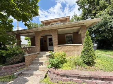 Main picture of 111 1/2 E Wylie St