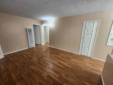 Main picture of 4328 W 182nd St