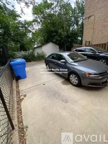 Main picture of 4929 N Avers Ave