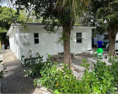 Main picture of 565 NE 65th St