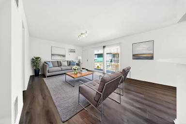 Main picture of 15114 Dickens St