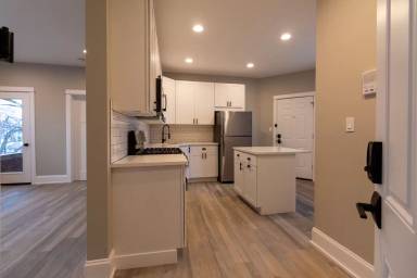 Main picture of 3755 W Addison St