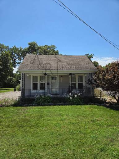 Main picture of 104 E McKay St