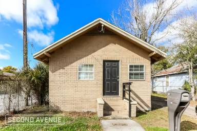 Main picture of 2121 Broadway Ave