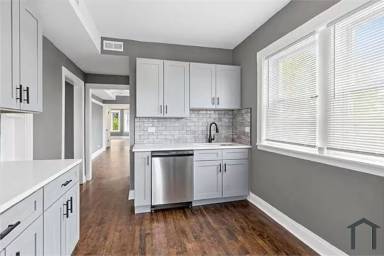 Main picture of 8210 S Marshfield Ave