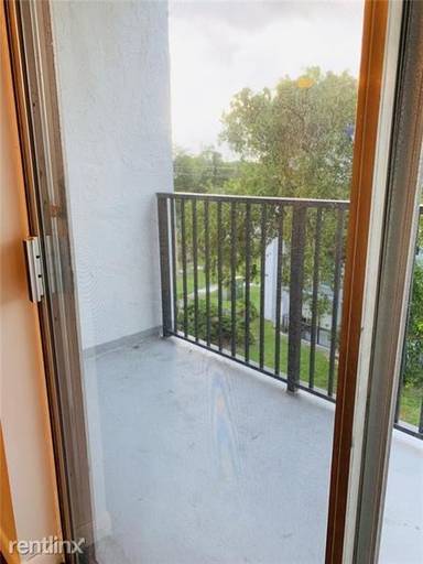 Main picture of Village Square Condo