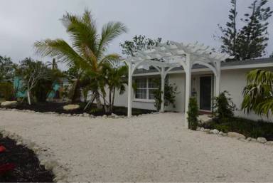Main picture of 6960 Poinsetta Ave