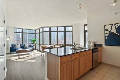 Main picture of 318 N Desplaines St