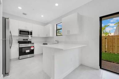 Main picture of 15955 SW 2nd St