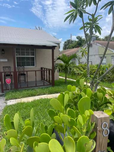Main picture of 825 W 2nd St