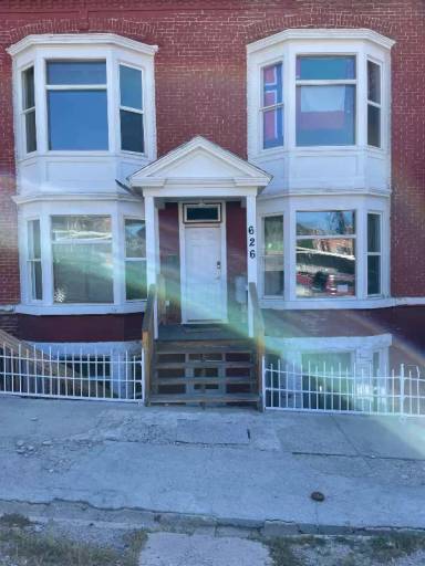 Main picture of 626 W Broadway St