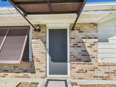 Main picture of 102 Thompson Loop