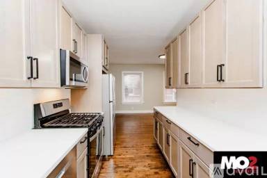 Main picture of 2142 W Berteau Ave