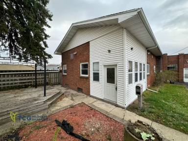 Main picture of 141 E Walnut St