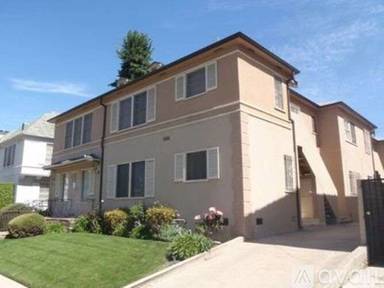 Main picture of 638 1/2 S Ridgeley Dr