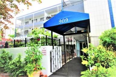 Main picture of 909 N Pearl St