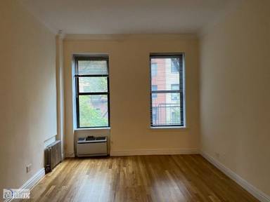 Main picture of 240 E 83rd St