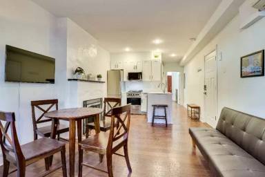 Main picture of 409 Constitution Ave NE