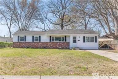 Main picture of 815 Holly Hedge Ave