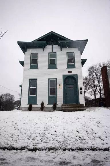 Main picture of 401 Leonard St NE