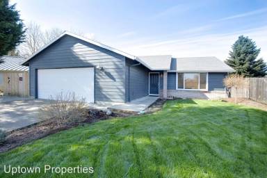 Main picture of 917 NE Naomi Ct
