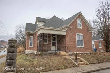 Main picture of 218 Center St