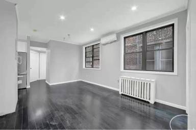 Main picture of 943 E 214th St