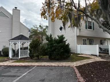 Main picture of 111 E 1st St