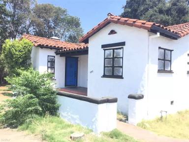 Main picture of 1574 N Orange Grove Ave