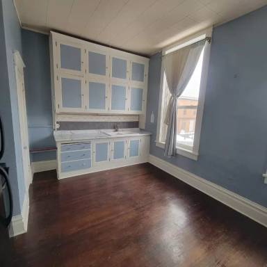 Main picture of 7 E Main St