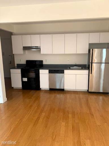 Main picture of 924 Metropolitan Ave