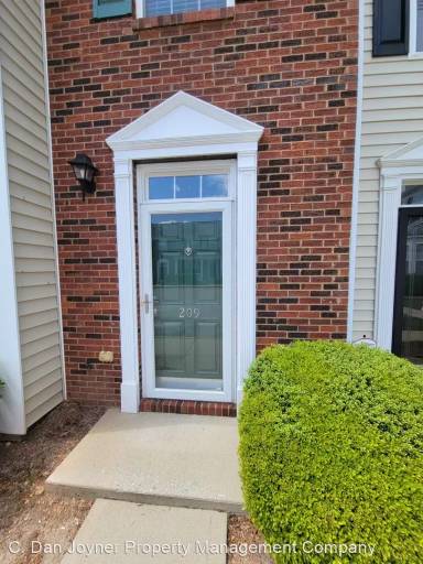 Main picture of 208 Bedwin Ct