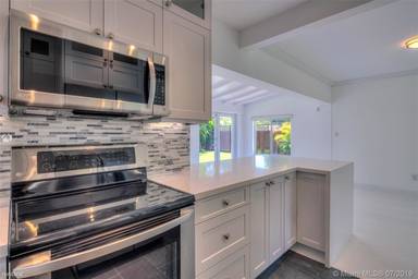 Main picture of 411 NE 52nd St