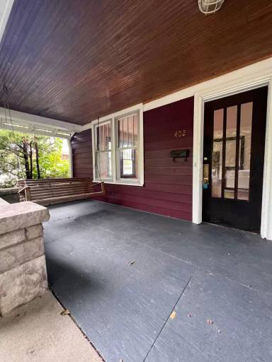 Main picture of 402 E 1st St