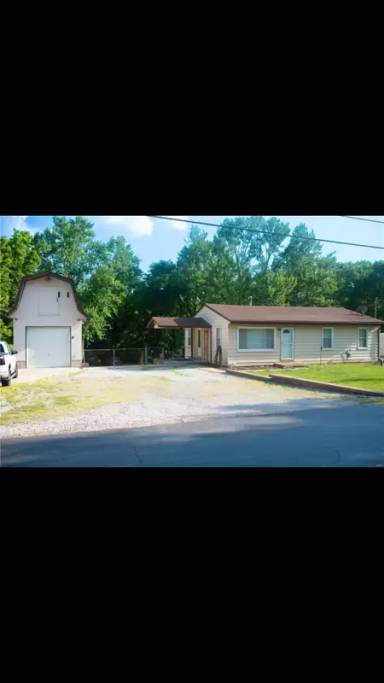 Main picture of 100 Miller Dr