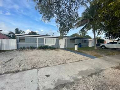 Main picture of 1011 NW 195th St