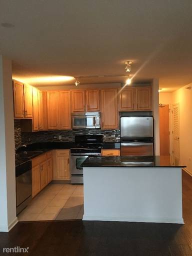 Main picture of 200 N Desplaines St