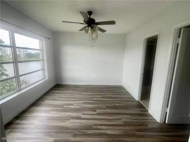 Main picture of 2801 N Palm Aire Dr