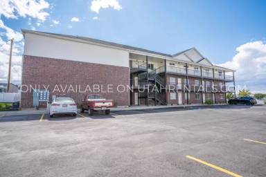 Main picture of 450 W Main St