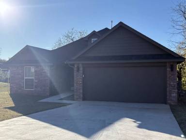 Main picture of 2131 N Everest Ave