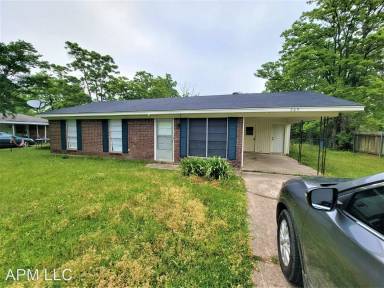 Main picture of 305 W Heights Dr