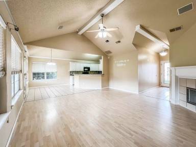 Main picture of 1915 77th Pl