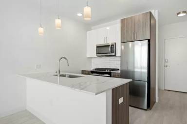 Main picture of 812 S Michigan Ave