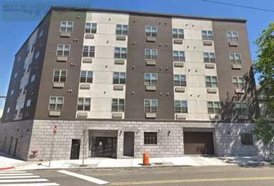 Main picture of 747 Grand St