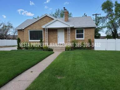 Main picture of 3577 Iowa Ave