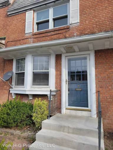 Main picture of 2440 Mercer St
