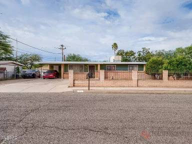 Main picture of 2010 S Longfellow Pl