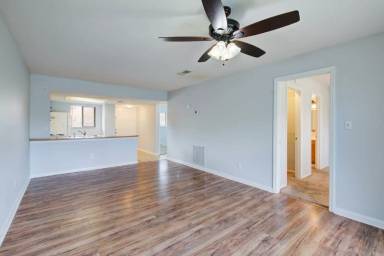 Main picture of 2178 Bees Ferry Rd