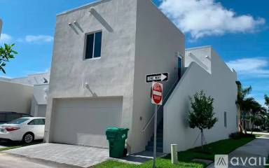 Main picture of 10424 NW 66th St