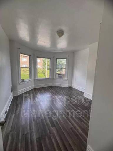 Main picture of 585 Forest Ave